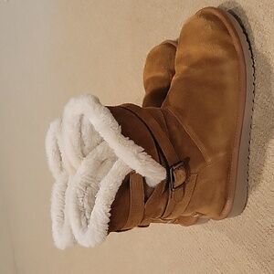 Koolaburra by UGG. Size 9